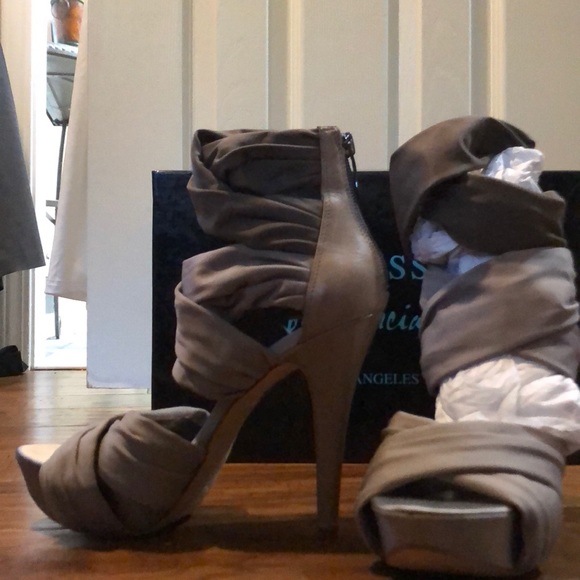 GUESS By Marciano - Picture 3 of 5